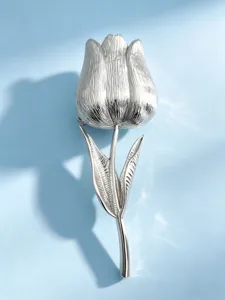 Vista dettagliata di un'elegante spilla a tulipano in lega d'argento con petali.