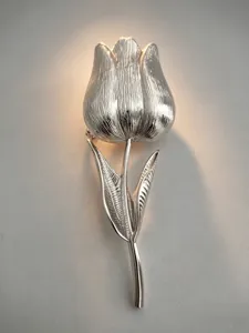 Primo piano macro che mostra la finitura testurizzata di una spilla a forma di tulipano argento
