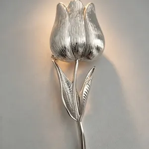 Elegante Spilla a Forma di Tulipano in Lega Metallo Spazzolato Tonalità Argento per Donna Pin da Risvolto per Cappotto Gioielli di Moda