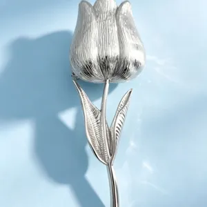 Elegante spilla a forma di tulipano argentato per abiti e cappotti, gioiello moda