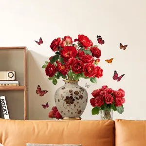 Stickers muraux pivoines rouges et papillons posés dans un salon moderne chaleureux.