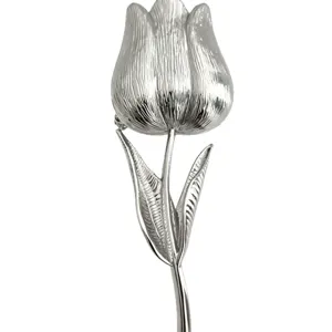 Elegante spilla a forma di tulipano in lega argentata con una finitura materica e lucida.
