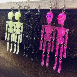 Vista detallada de pendientes de esqueleto articulados coloridos para Halloween