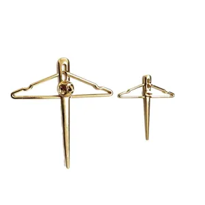 Elegantes kreatives Goldmetall-Broschen-Set mit einzigartigem Kleiderbügel- und Nadeldesign.