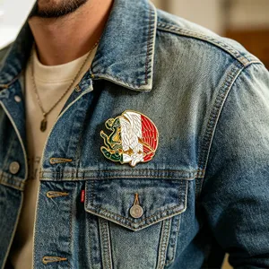 Metall-Emaille-Pin-Brosche mit mexikanischem Wappen-Adler auf Jeansjacke