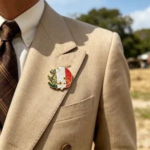Makrodetail einer mexikanischen Adler-Wappen-Metall-Anstecknadel auf einer beigen Anzugjacke