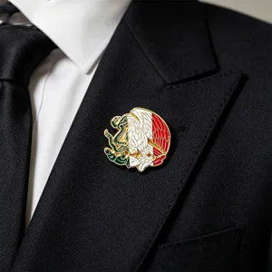 Premium Emaille-Anstecknadel mit mexikanischem Wappen auf einer schwarzen Anzugsjacke