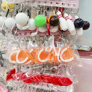Detailweergave van grappige sport- en humor-sleutelhangers in individuele verpakking
