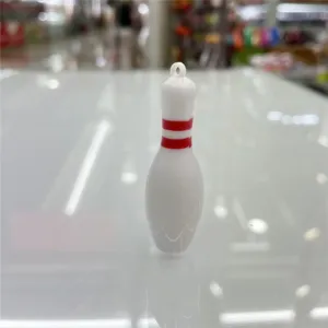Miniatuur witte bowling pin sleutelhanger met rode strepen detail voor sportliefhebbers