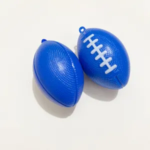 Gedetailleerd beeld van twee mini blauwe football bedeltjes voor sport sleutelhangers