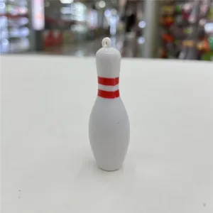 Gedetailleerde weergave van een mini bowlingpin sleutelhanger in wit met rode strepen