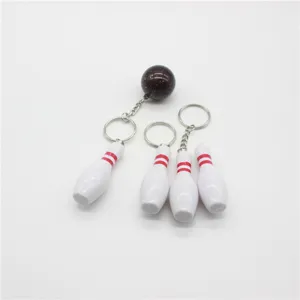 Set creatieve bowlingbal en kegel sleutelhangers gemaakt van duurzaam wit ABS kunststof.
