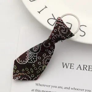 Primo piano dettagliato di un mini portachiavi a cravatta con tessuto con paisley