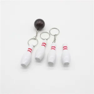 Macro detail van gesimuleerde bowlingpin en glitterende bowlingbal sleutelhangers van ABS