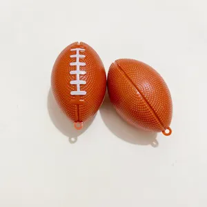 Detailweergave van de mini getextureerde oranje American football bedeltjes voor sleutels