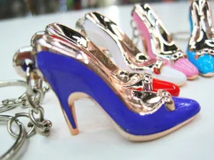 Nahaufnahme von bunten High-Heel-Schuhanhängern mit eleganter roségoldener Galvanisierung