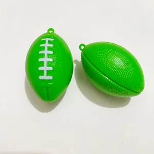 Gedetailleerde weergave van groene mini-football hangers met textuur en ophangoog.