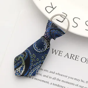 Portachiavi a mini cravatta con motivo paisley blu in tessuto e anello argentato