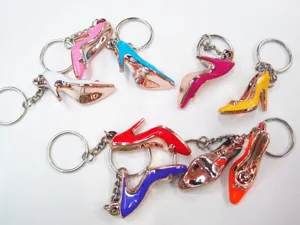 Sammlung bunter, galvanisierter High-Heel-Schlüsselanhänger mit metallischem Finish