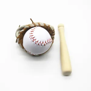 Een gedetailleerd overzicht van een miniatuur honkbalset met houten knuppel, handschoen en bal.