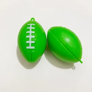 Detailweergave van groene mini American football-hangers met gestructureerd oppervlak.