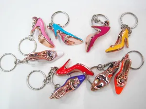 Bunte hochhackige Schuh-Schlüsselanhänger aus Acryl mit glänzendem Galvanik-Finish
