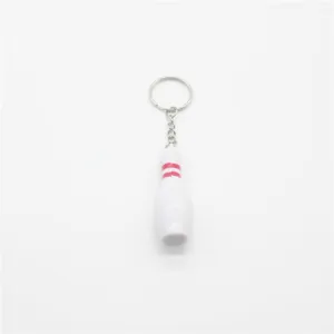 Close-up van witte bowling pin sleutelhanger met rode strepen.