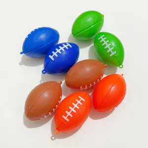 Macro-weergave van kleurrijke mini American football hangers met textuur voor DIY sleutelhangers