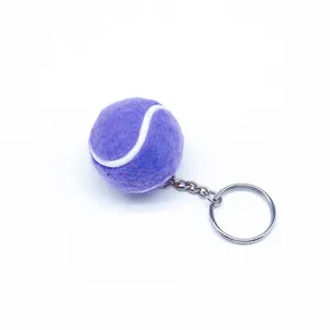 Vista detallada de un llavero de pelota de tenis violeta con textura suave y aro metálico