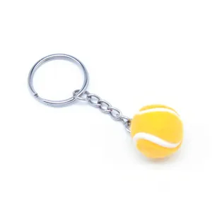 Gedetailleerd aanzicht van een gele tennisbal sleutelhanger met een metalen ring