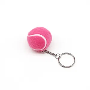 Detalle de un mini llavero de pelota de tenis rosa con aro plateado