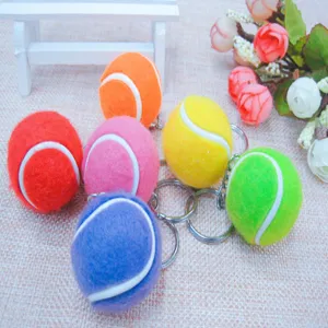 Vista de primer plano de coloridos minillaveros de pelotas de tenis con anillos de metal