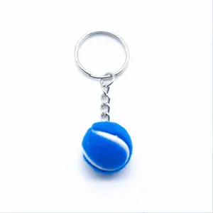 Macro weergave van een 2cm blauwe tennisbal sleutelhanger met metalen ring en vilt