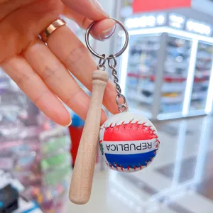 Λεπτομέρεια χειροποίητου μπρελόκ με ρόπαλο και μπάλα του μπέιζμπολ για τσάντες