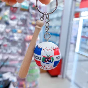 Κοντινό πλάνο μπρελόκ μπέιζμπολ με μίνι ξύλινο ρόπαλο και σημαία της Δομινικανής