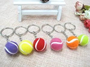 Set van kleurrijke 2CM mini tennisbal sleutelhangers met pluizige textuur en metaal