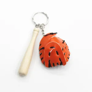 Gedetailleerd overzicht van de creatieve honkbalhandschoen en houten knuppel hanger