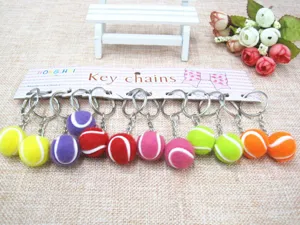 Gekleurde 2 cm mini-tennisbal sleutelhangers met zilveren ringen op displaykaart