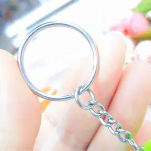 Vista detallada de cerca de un anillo de llavero de metal plateado pulido con cadena