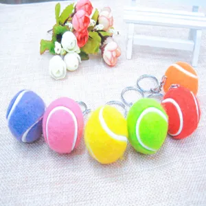 Vista detallada de varios mini llaveros de pelotas de tenis de colores en fieltro suave