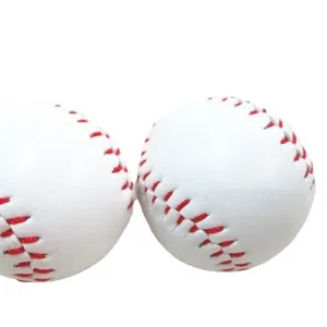 Set van twee mini 3,5 cm witte honkbalbedels met rode stiksels voor sleutelhangers.