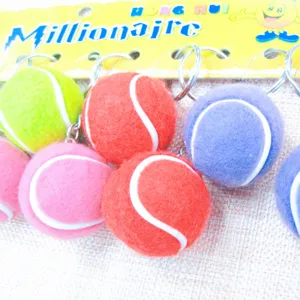 Primer plano detallado de mini llaveros de pelotas de tennis en varios colores.