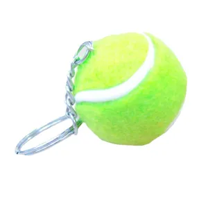 Llavero de mini pelota de tenis verde fluorescente con un anillo de metal plateado