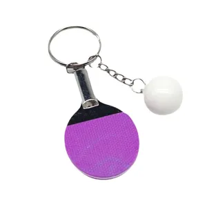Miniatuur tafeltennisbatje en bal sleutelhanger met paars batje en witte pingpongbal