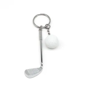 Gedetailleerde close-up van metalen golfclub en witte getextureerde golfbal sleutelhanger
