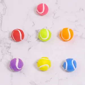 Nahaufnahme der bunten 2cm Mini Tennisball Anhänger für Schlüsselanhänger DIY Bastelzubehör