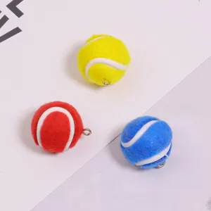 Detailansicht von mini 2cm Tennisball-Anhängern in kräftigen Gelb Rot und Blau Tönen