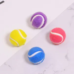 Nahaufnahme von vier bunten 2 cm Mini-Tennisball-Schlüsselanhängern mit flauschiger Textur