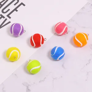 Detailansicht von 2 cm großen, bunten Mini-Tennisball-Anhängern mit Metallschlaufe