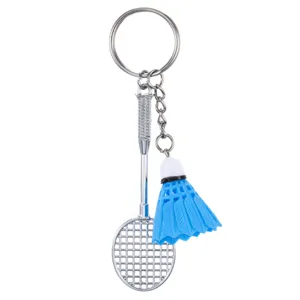 Detailweergave van een miniatuur badmintorracket en blauwe shuttle-sleutelhanger